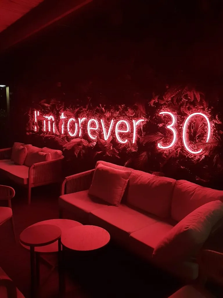 Professional signage supplier in Dubai creating custom business signage solutions